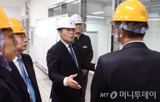 성윤모 산업통상자원부 장관이 반도체·디스플레이용 고순도 불산액의 공급안정화 현황 점검을 위해 2일 오후 충남 공주시 솔브레인 공장을 방문해 강병창 대표 등과 함께 현장을 둘러보고 있다. 성 장관은 이날 고순도 불산액 공급안정성 확보 등 솔브레인 성과 공유와 소부장 정책성과 제고를 위한 기업 현장애로를 청취한 뒤 '금년에도 솔브레인과 같은 소재·부품·장비기업이 든든하게 받쳐주는 산업 생태계를 구축해 흔들리지 않는 산업강국을 실현해 나가겠다'고 밝혔다. /사진제공=산업통상자원부