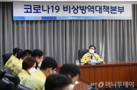 한국철도는 19일 '7차 코로나 19 비상방역대책회의'를 열어 손병석 사장(사진 오른쪽) 주재로 방역상황을 점검하고 철도 연계 소상공인을 위한 긴급 지원 방안을 발표했다./사진=한국철도 제공