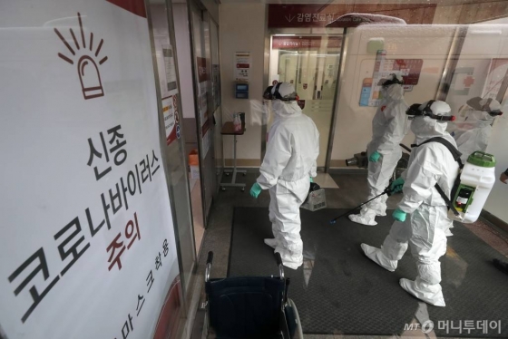 코로나19 29번 확진자가 다녀간 16일 서울 성북구 고려대학교안암병원 권역의료응급센터에서 보건소 관계자들이 방역 작업을 실시하고 있다. / 사진=이기범 기자 leekb@