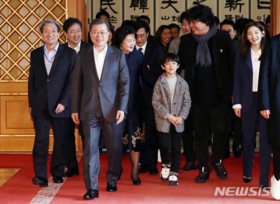 文, 기생충 제작진과 '김정숙표 짜파구리' 오찬 