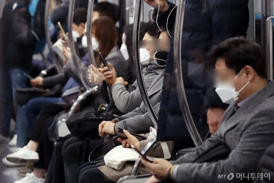 '코로나 19' 확진자가 전날 기준 총 104명, 대구·경북 지역 70명으로 늘어난 21일 오전 대구 중구 반월당역에서 시민들이 마스크를 쓰고 출근하고 있다. / 사진=김휘선 기자 hwijpg@