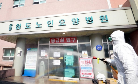 코로나19로 국내 첫 사망자가 발생한 경북 청도군 대남병원을 21일 오후 질병관리본부 관계자들이 방역작업을 하고 있다. / 사진=뉴시스