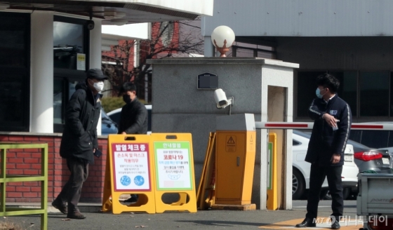 대구지역 코로나19 확진자가 154명으로 증가한 22일 오후 한 자동차 부품공장 정문에 발열체크 안내판이 세워져 있다. /사진=임성균 기자(대구)