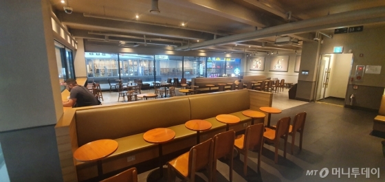 22일 금요일 저녁 대구 동성로의 한 스타벅스. 100석이 넘는 좌석이 있지만 손님은 1명 뿐이다. /사진=임성균 기자(대구)