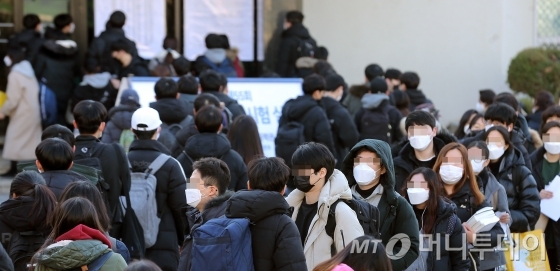  코로나19 확진자가 550여명을 넘어간 가운데 23일 오전 서울 성동구 한양대학교에 마련된 제55회 공인회계사(CPA) 1차 시험 고사장에서 응시생들이 마스크를 쓰고 입장하고 있다. / 사진=김창현 기자 chmt@