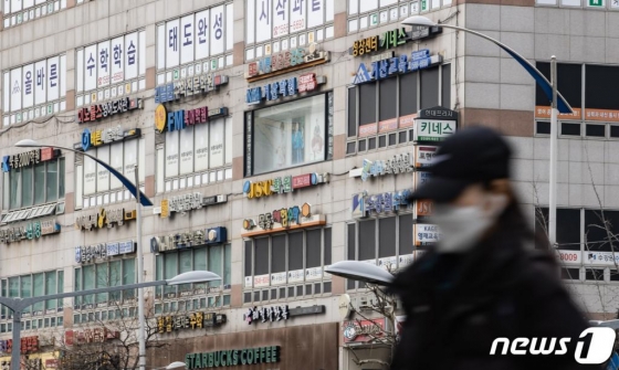 정부가 신종 코로나바이러스 감염증(코로나19) 여파로 학원에 휴원 권고를 내리기로 결정했다.  유은혜 부총리 겸 교육부 장관은 지난 23일 정부서울청사에서 열린 코로나19 확대 중앙사고수습본부 회의결과 브리핑에서 이같이 밝혔다. 전국 유·초·중·고 학교의 1주일 개학 연기 방침과 함께 학원에도 휴원을 권고하겠다고 밝혔다.  사진은 24일 오후 서울 양천구 목동 학원가의 모습./사진=뉴스1