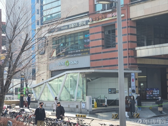 24일 서울 홍대입구역 3번출구 /사진=정경훈 기자