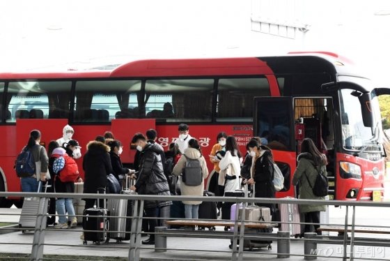 내달 대학 개강에 맞춰 입국한 중국 유학생들이 24일 인천국제공항에서 대학 관계자의 안내를 받아 준비된 버스에 탑승하고 있다./사진=이기범 기자