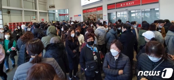 (울산=뉴스1) 윤일지 기자 = 신종 코로나바이러스 감염증(코로나19) 울산 지역 확진자가 2명으로 늘어난 가운데 24일 오전 울산시 북구 한 대형마트에 1인당 30매씩 판매하는 마스크와 생필품 등을 구입하기 위한 시민들로 북적이고 있다. 2020.2.24/뉴스1 <저작권자 © 뉴스1코리아, 무단전재 및 재배포 금지>