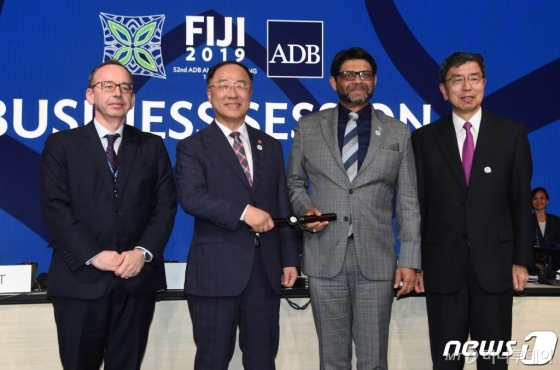 아시아개발은행(ADB) 연차총회 참석차 피지 난디를 방문중인 홍남기 부총리 겸 기획재정부 장관이 4일(현지시간) 쉐라톤 DICC에서 열린 ADB 비즈니스 세션에서 차기 개최국 바톤을 아이야즈 사예드 카윰 피지 경제부장관으로부터 인계받은 후 기념촬영을 하고 있다. (기획재정부 제공) 2019.5.4/사진=뉴스1  