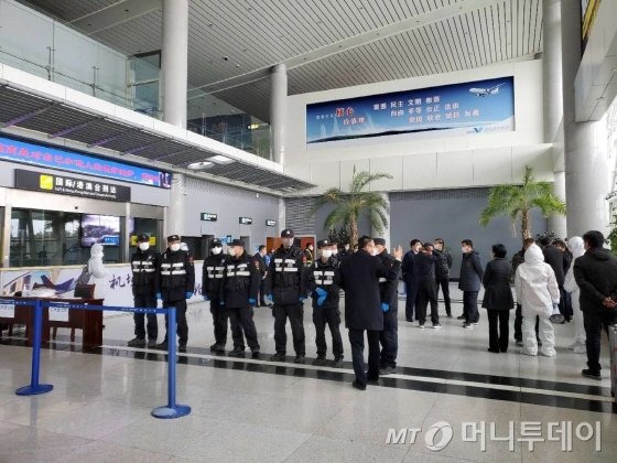 중국 웨이하이 공항에서 공안들이 한국발 승객들의 격리를 준비하고 있다./사진=독자제공