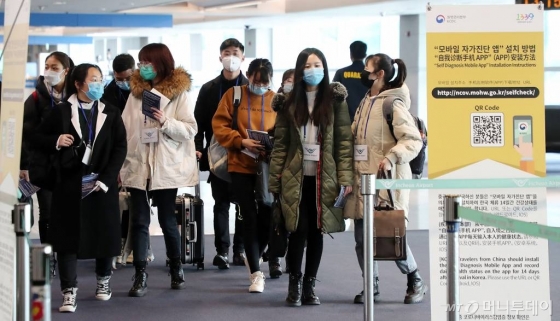 내달 대학 개강에 맞춰 입국한 중국 유학생 신입생들이 24일 인천국제공항 중국 전용 입국장에 들어서고 있다. / 사진=이기범 기자 leekb@