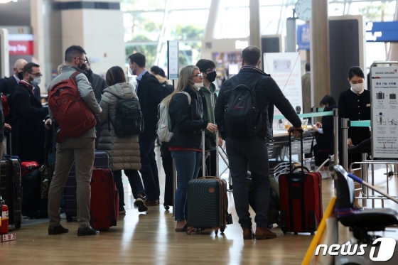 (인천공항=뉴스1) 황기선 기자 = 국내 신종 코로나바이러스 감염증(코로나19) 확진자가 늘면서 한국에서 들어오는 외국인을 막거나 입국 절차를 강화하는 국가가 늘고 있다. 24일 외교부에 따르면 코로나19 대응 조치로 한국으로부터의 입국을 금지한 나라는 이스라엘, 바레인, 요르단, 키리바시, 사모아, 미국령 사모아 등 6개국이다. 입국절차를 까다롭게 하거나 격리 조치를 하는 국가는 9개국(브루나이, 영국, 투르크메니스탄, 카자흐스탄, 마카오, 오만, 에티오피아, 우간다, 카타르)이다. 사진은 이날 인천공항 출국장에서 외국인들이 출국을 기다리는 모습. 2020.2.24/뉴스1