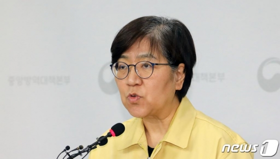 정은경 중앙방역대책본부장이 25일 충북 청주시 질병관리본부 브리핑실에서 신종 코로나바이러스감염증(코로나19) 국내 발생 현황 브리핑을 하고 있다. /사진=뉴스1