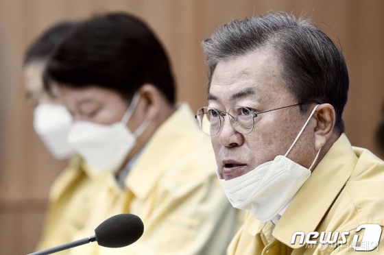(서울=뉴스1) = 문재인 대통령이 25일 대구시청에서 열린 신종 코로나바이러스 감염증(코로나 19) 대구지역 특별대책회의를 주재하고 있다. (청와대 제공) 2020.2.25/뉴스1 <저작권자 © 뉴스1코리아, 무단전재 및 재배포 금지>