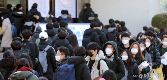 코로나19 확진자가 550여명을 넘어간 가운데 23일 오전 서울 성동구 한양대학교에 마련된 제55회 공인회계사(CPA) 1차 시험 고사장에서 응시생들이 마스크를 쓰고 입장하고 있다. / 사진=김창현 기자 chmt@