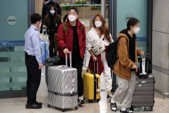  모리셔스 정부의 한국인 관광객 입국 금지 조치에 따라 두바이 공항에서 입국 거부를 당한 신혼부부가 26일 인천국제공항을 통해 귀국하고 있다. / 사진=이기범 기자 leekb@