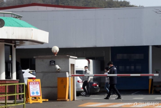 대구지역 코로나19 확진자가 154명으로 증가한 22일 오후 한 자동차 부품공장 정문에 발열체크 안내판이 세워져 있다. / 사진=임성균 기자 tjdrbs23@