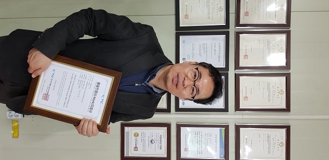 손주달 유원티이씨 대표가 분말소화기의 Q마크 인증서를 들고 기념 촬영 중이다/사진제공=유원티이씨