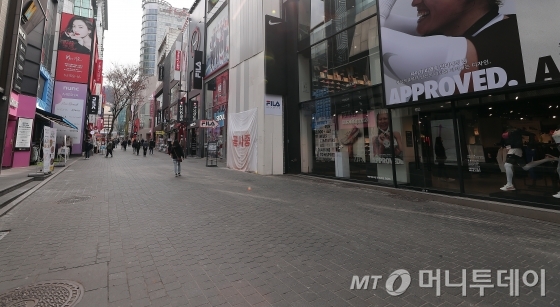 코로나19 확산이 지속되고 있는 26일 오후 서울 중구 명동 거리가 한산한 모습을 보이고 있다. / 사진=김창현 기자 chmt@