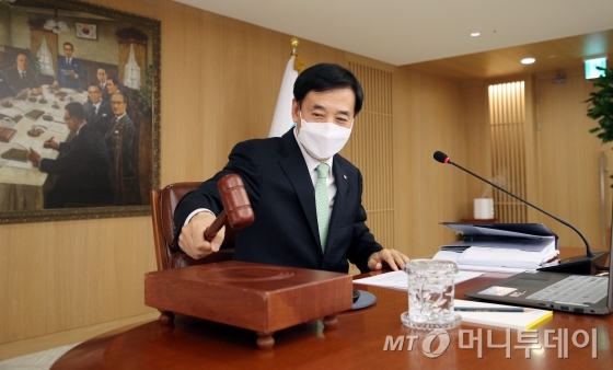 이주열 한국은행 총재가 27일 오전 서울 중구 한국은행에서 열린 금융통화위원회에서 의사봉을 두드리고 있다. /사진제공=한국은행