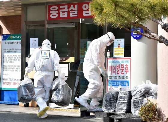 코로나19)확진자가 다수 발생한 경북 청도군 대남병원에서 의료진이 도시락을 옮기는 모습./사진=뉴시스