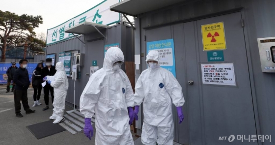 코로나19가 급속도로 확산한 대구 소재 대구의료원 선별진료소에서 보건 관계자들이 분주하게 움직이는 모습./ 사진=김휘선 기자 @hwijpg