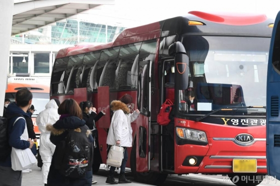  내달 대학 개강에 맞춰 입국한 중국 유학생들이 24일 인천국제공항에서 대학 관계자의 안내를 받아 준비된 버스에 탑승하고 있다. / 사진=이기범 기자 leekb@