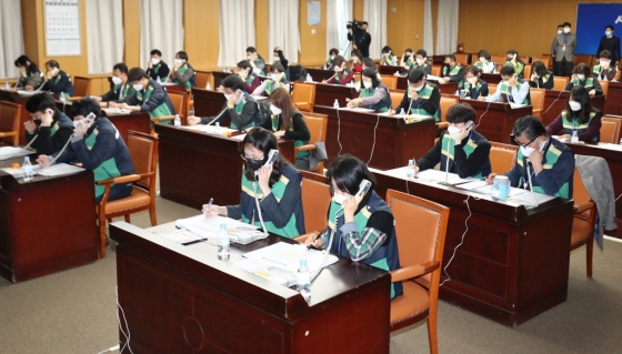 27일 오전 대전시청 대회의실에서 직원들이 신천지 교인들의 신종 코로나바이러스 감염증(코로나19) 사항에 대해 전수조사를 하고 있다./사진=뉴스1