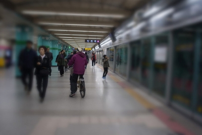  8호선 잠실역 내에서 한 탑승객이 자전거를 타고 이동하려 하고 있다. /사진제공=서울시