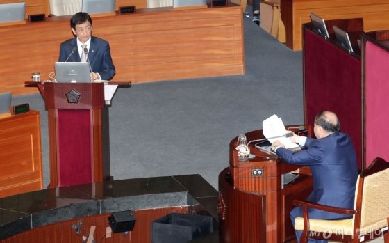 [사진]대정부질문 받는 진영 장관