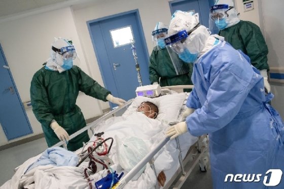 22일 &#40;현지시간&#41; 코로나 19의 발원지인 후베이성 우한의 병원에서 의료진들이 감염환자를 옮기고 있다. &copy; AFP=뉴스1 &copy; News1 우동명 기자