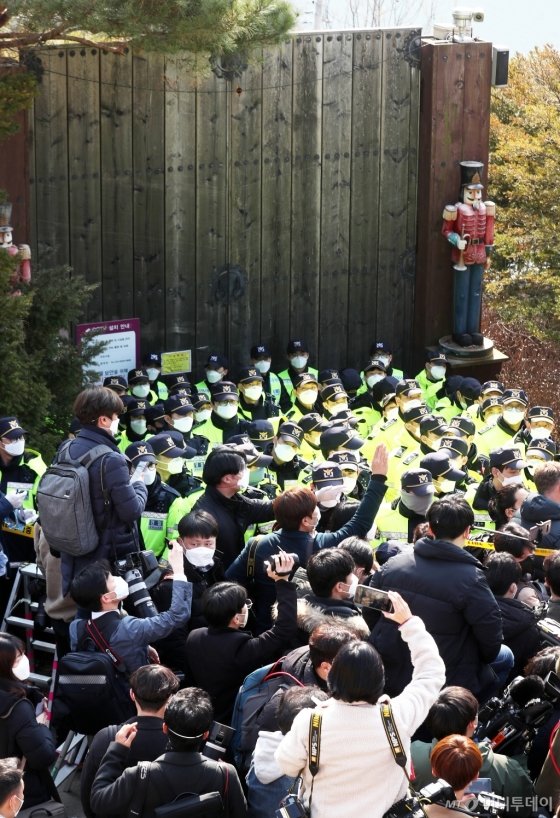 [사진]경찰병력 배치된 신천지 평화의 궁전