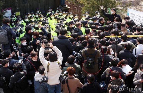 [사진]신천지 평화의 궁전 앞 '통제'