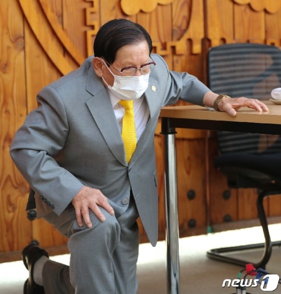 [사진] 신천지 이만희 총회장, 코로나19 사태에 큰절