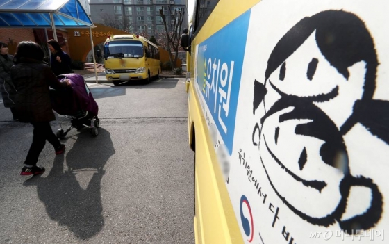 3일 오후 교육청 조사 결과 개학연기를 알린 서울시내 한 유치원에서 돌봄만을 운영하는 가운데 아이들을 하원시키기 위해 보호자가 모여 들고 있다. / 사진=홍봉진기자 honggga@