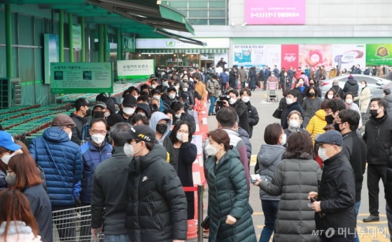 서울·경기지역 농협 하나로마트에서 마스크 판매가 시작된 1일 오후 서울 하나로마트 양재점에 마스크를 구매하러 온 시민들이 줄지어 서 있다. / 사진=이동훈 기자 photoguy@