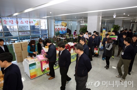 경북 김천 한국도로공사 사옥에서 열린 직거래장터에서 직원들이 지역 농산물을 둘러보고 있다./사진=도로공사 제공