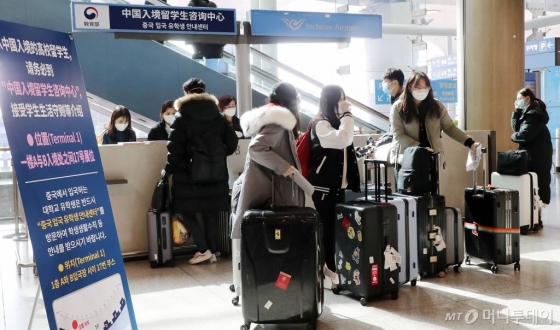 내달 대학 개강에 맞춰 입국한 중국 유학생들이 24일 인천국제공항 제1터미널 입국장 내  유학생 안내센터에서 신원, 연락처, 자가진단 어플리케이션 설치 확인을 받고 있다./사진=이기범 기자