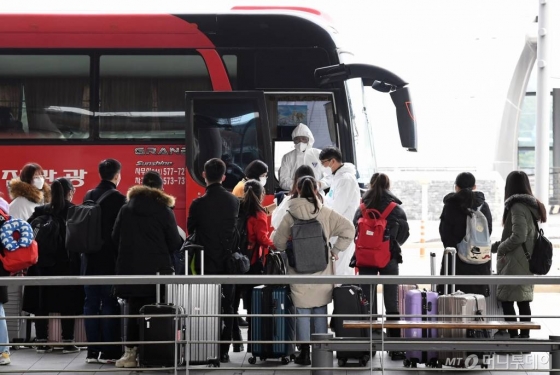 3월 대학 개강에 맞춰 입국한 중국 유학생들이 24일 인천국제공항에서 대학 관계자의 안내를 받아 준비된 버스에 탑승하고 있다./사진=이기범 기자