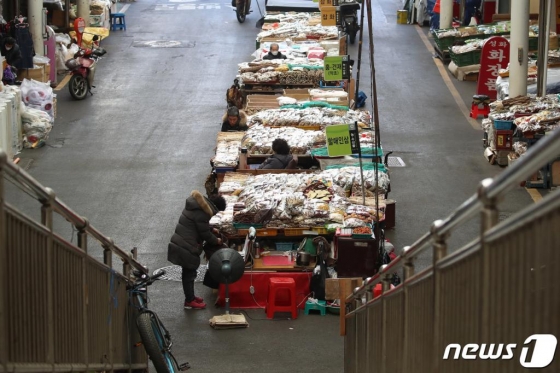 (대구=뉴스1) 공정식 기자 = 신종 코로나바이러스 감염증(코로나19) 확진자가 4000명을 넘어선 2일 대구 중구 서문시장이 임시휴장을 마치고 재개장했지만 대부분 점포가 문을 열지 않았고 시장을 찾는 발길도 끊어져 한산한 모습이다. 2020.3.2/뉴스1  <저작권자 © 뉴스1코리아, 무단전재 및 재배포 금지>