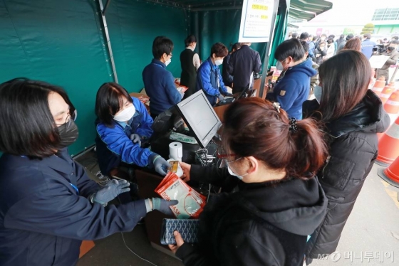 서울·경기지역 농협 하나로마트에서 마스크 판매가 시작된 1일 오후 서울 하나로마트 양재점을 찾은 시민듣이 마스크를 구매하고 있다. / 사진=이동훈 기자 photoguy@