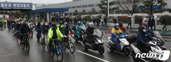 (울산=뉴스1) 윤일지 기자 = 신종 코로나바이러스 감염증(코로나19) 울산 13번째 확진자가 현대자동차 직원으로 확인된 28일 울산시 북구 현대차 명촌정문에서 오전 출근조 근로자들이 퇴근하고 있다. 이날 현대차 직원 1명이 코로나19 확진 판정을 받아 울산2공장 가동이 중단됐다. 2020.2.28/뉴스1  <저작권자 © 뉴스1코리아, 무단전재 및 재배포 금지>