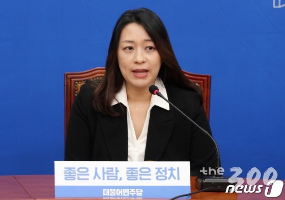 (서울=뉴스1) 박세연 기자 = 23일 오전 서울 여의도 국회에서 열린 더불어민주당 인재영입 발표 기자회견에서 '태호엄마' 이소현씨가 인사말을 하고 있다. 2020.1.23/뉴스1