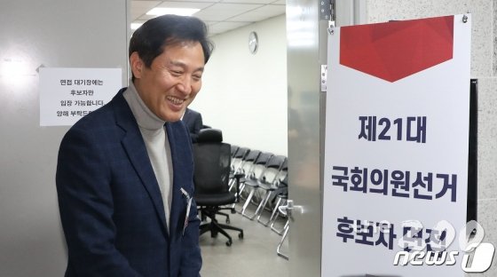 (서울=뉴스1) 임세영 기자 = 오세훈 전 서울시장이 12일 오전 서울 여의도 국회 의원회관에 마련된 자유한국당 제21대 국회의원선거 후보자 면접 대기실을 나서고 있다. 2020.2.12/뉴스1