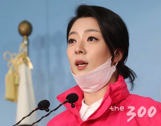  미래통합당 송파을 예비후보인 배현진 국민과 함께하는 2020 희망공약 개발단 위원이 4일 오전 서울 여의도 국회 정론관에서 미세먼지 대책 공약을 발표하고 있다.