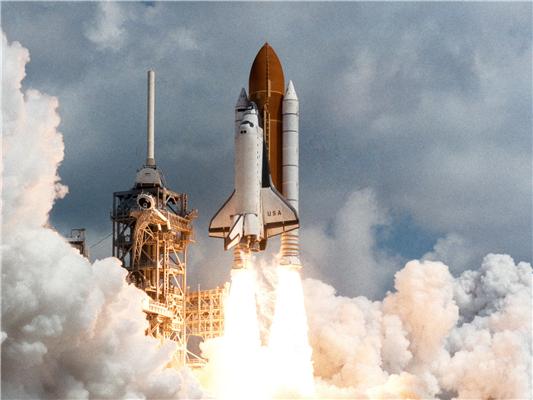 우주왕복선을 실은 로켓의 발사하는 모습/사진=NASA