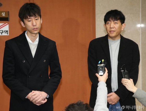 이재웅(오른쪽) 쏘카 대표와 타다 운영사 VCNC 박재욱 대표가 일명 타다 금지법으로 불리는 여객자동차운수사업법 개정안의 법사위 심의를 앞두고 3일 오후 서울 여의도 국회 정론관 앞에서 개정안 반대 입장을 밝히고 있다. / 사진=홍봉진 기자 honggga@
