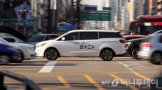 국회 본회의에서 '타다금지법'(여객자동차운수사업법 개정안) 표결을 앞둔 5일 오후 서울 강남역 사거리에 타다 차량이 운행되고 있다. 타다 측은 '타다금지법'이 국회 법사위를 통과한 지난 4일, "베이직 서비스를 조만간 중단하겠다"고 공식 선언했다. / 사진=김휘선 기자 hwijpg@