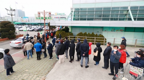 서울·경기지역 농협 하나로마트에서 마스크 판매가 시작된 1일 오후 서울 하나로마트 양재점에 마스크를 구매하러 온 시민들이 줄지어 서 있다./사진=이동훈 기자